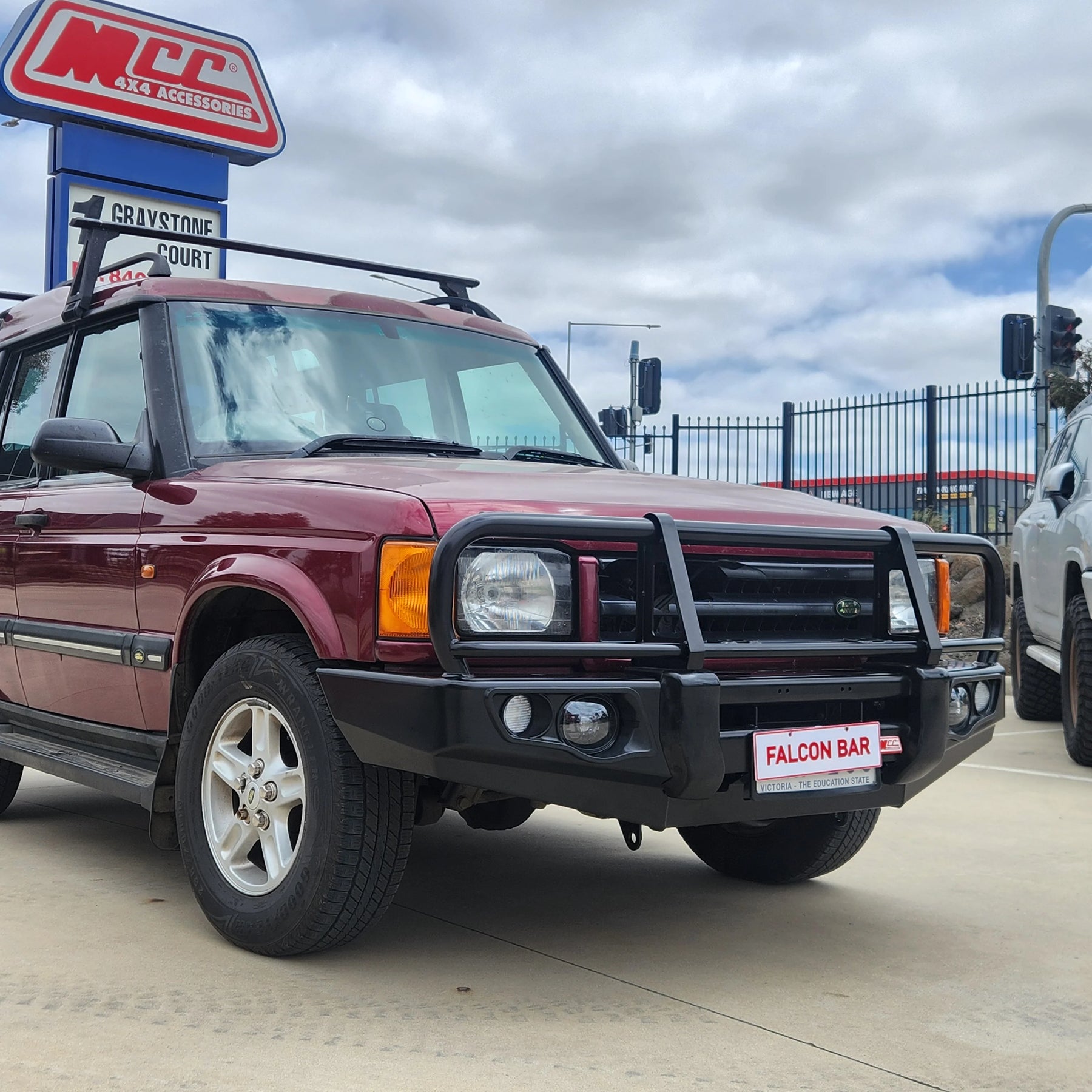 Discovery 1 & 2 1989-2004 707-02 Falcon Bull Bar Black A-Frame Package (LED Foglight) — product view 4