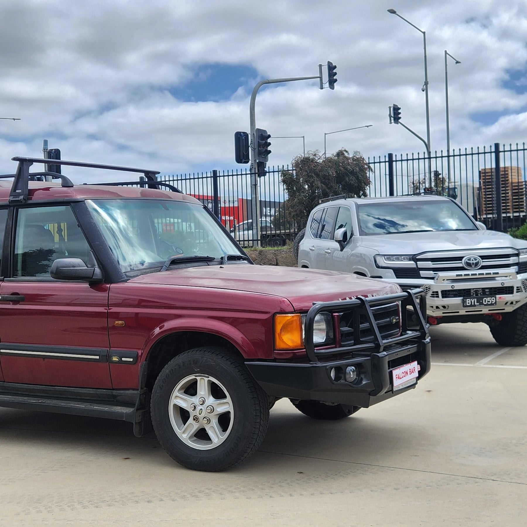 Discovery 1 & 2 1989-2004 707-02 Falcon Bull Bar Black A-Frame Package (LED Foglight) — product view 2